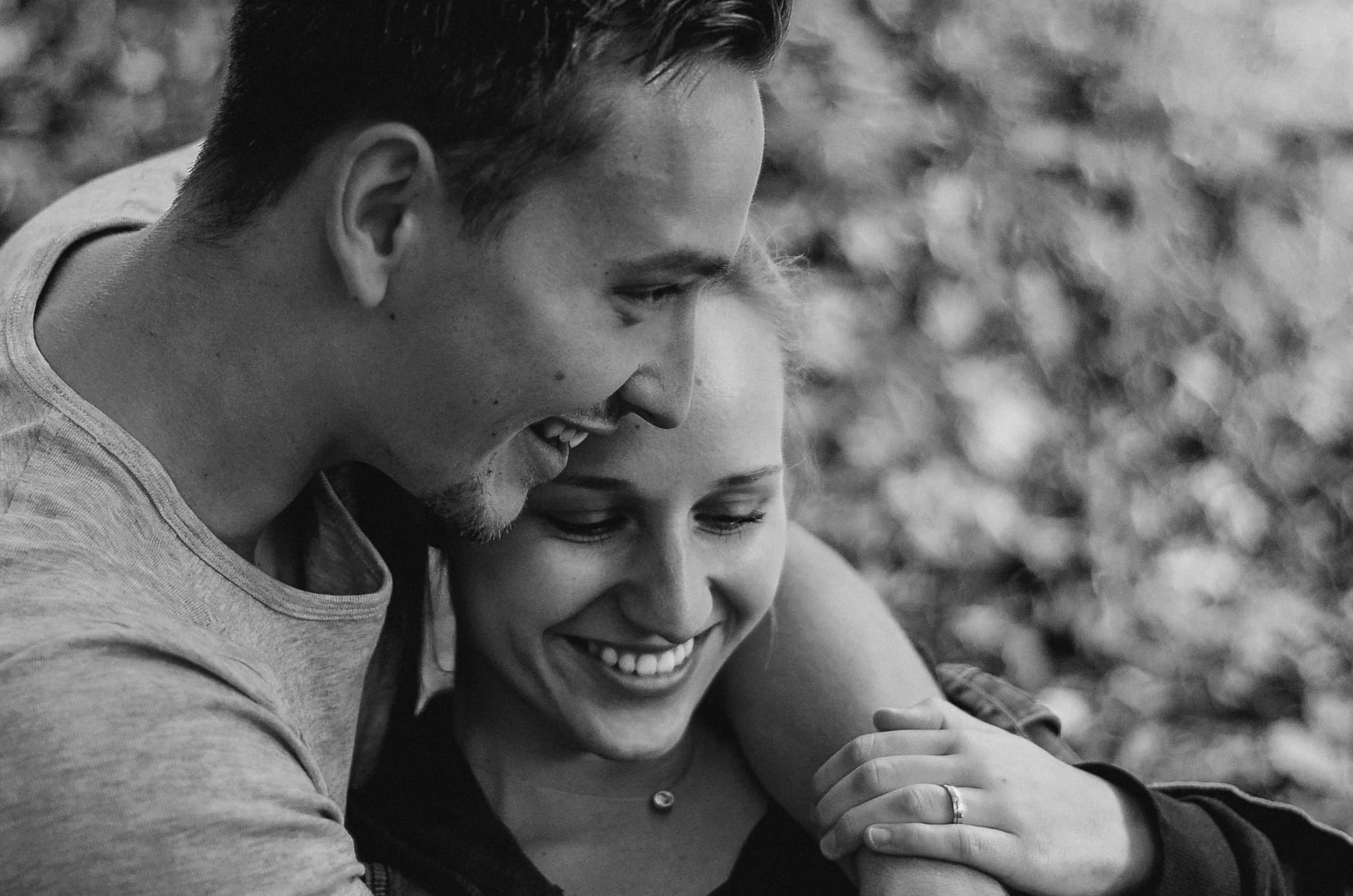 Paar Sina und Simon in einem schwarz-weiß Portrait. Beide lachen | Bad Urach | Alina Caat Weddings